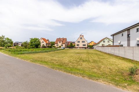 Ich biete ausschließlich ein Baugrundstück zum Verkauf an, das im Bebauungsplan der Gemeinde für den Bau eines Einfamilienhauses oder einer Doppelhaushälfte in der Gemeinde Velký Borek in der Nähe von Mělník ausgewiesen ist. Das Grundstück hat eine G...