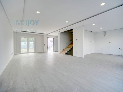Se procura um lar onde elegância, conforto e exclusividade se encontram, esta magnífica moradia T4 em Alcochete é a escolha ideal. De construção nova, esta moradia é assinada por uma empresa reconhecida pela qualidade dos acabamentos e pela construçã...