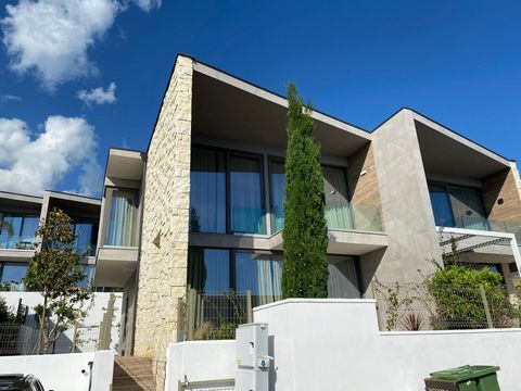 Wij zijn verheugd u een juweel van een huis te koop aan te bieden, bestaande uit twee verdiepingen, ingericht aan de prachtige zuidkust, omringd door prachtige wateren, waar wonen in luxe en rust van onschatbare waarde is, dit prachtige huis is een k...