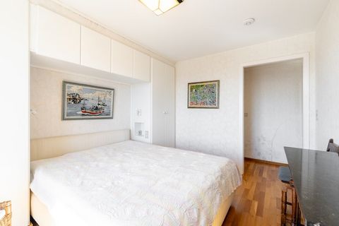 Dieses helle und geräumige 3-Zimmer-Apartment ist der perfekte Rückzugsort an der Küste für bis zu 6 Gäste. Dank der idealen Lage am Zeedijk genießen Sie von der großen Terrasse einen atemberaubenden Meerblick und sind gleichzeitig nur wenige Schritt...