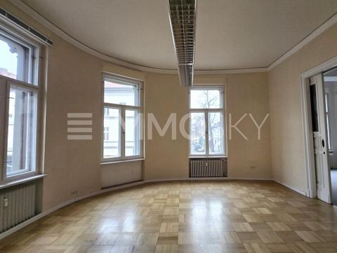 Bent u op zoek naar een elegant appartement in historische architectuur? Het stijlvolle oudbouwappartement in Steglitz maakt indruk met ruime kamers, artistieke stucwerkelementen en een representatieve sfeer. Hoge plafonds en originele stijlelementen...