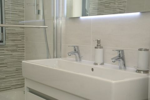 Bella villa con piscina privata recintata e un design elegante e raffinato. La villa è immersa tra i pini su un luogo tranquillo. Dalla grande terrazza semi-coperta si ha una bella vista sulla natura Massif des Maures. La riserva naturale Massif des ...