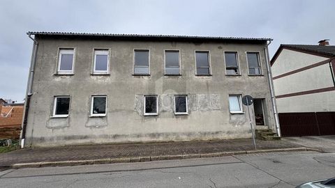 Dit herenhuis biedt een breed scala aan mogelijkheden om uw woondromen waar te maken. De woning is volledig uitgebouwd en heeft alle aansluitingen. Een deel van het dak en de ramen zijn al vernieuwd, maar het pand biedt nog veel potentieel voor uitbr...