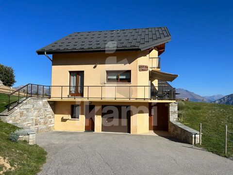 Questa casa di 161 m2 su un terreno di 1131 m2 è idealmente situata a La Toussuire nel Domaine des Sybelles, godendo di una vista panoramica mozzafiato sul massiccio dell'Arves e le sue Aiguilles. Vicino alle piste da sci, così come l'inizio di molte...