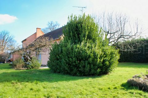 Havre de paix en Bourbonnais : Villa d'exception avec vaste terrain. * Découvrez cette magnifique villa de 180 m², nichée au cœur de la campagne bourbonnaise, à quelques minutes de Bourbon-l'Archambault et de Moulins. * Cette propriété unique offre u...