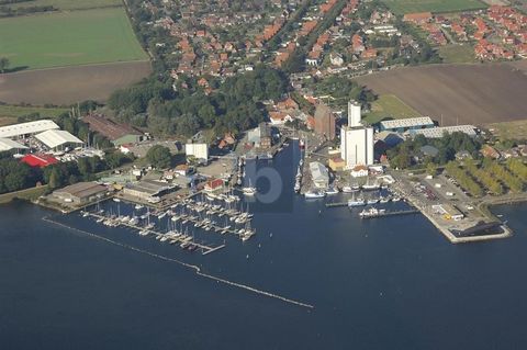 Dit charmante rijtjeshuis in Fehmarn is ideaal voor liefhebbers van het maritieme leven. Met slechts een paar stappen naar de haven van Burgstaaken en het stadscentrum biedt het een perfecte locatie. De deels vernieuwde ramen en vloeren geven de woni...
