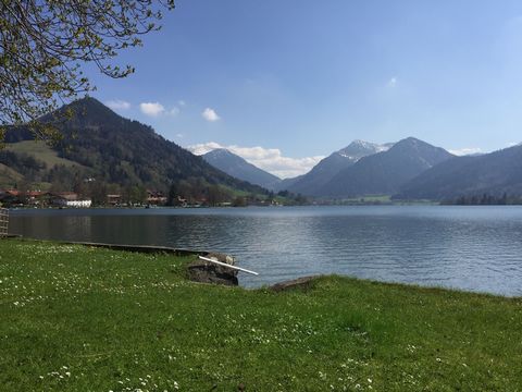 Wir bieten Ihnen gemütlich eingerichtete Appartements mitten im Ort jedoch völlig ruhig direkt am See. In unserem idyllischen Garten mit eigenem Seezugang können Sie dem Stress und der Hektik aus dem Alltag entfliehen, wundervolle Sonnenstunden verbr...