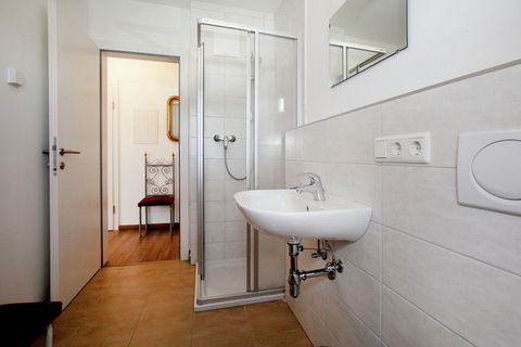 Questo moderno appartamento a Kaprun vicino al comprensorio sciistico di Zell am See-Kaprun è eccellente per una fuga romantica. L'alloggio può ospitare una coppia o 2 persone in spedizione e dispone di un grazioso balcone con mobili da giardino per ...