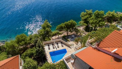 Lindo apartamento localizado na primeira linha da praia na ilha de Brač. Esta espaçosa moradia oferece uma localização excepcional junto ao mar cristalino, rodeada por um denso pinhal que garante paz e privacidade. A apenas 2 km de lojas, restaurante...