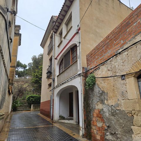 House of 175 m² built located in the center of Banyeres del Penedès, in the Old town. On the ground floor there is a large garage with access to a rear patio. The first floor has a dining room with a large window, a kitchen open to the dining room wi...