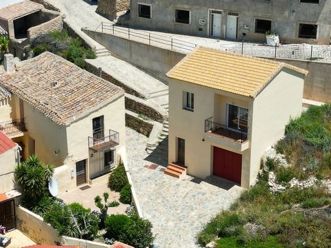 Se trata de un encantador y plácida casa de dos plantas con separar anexo del edificio, situado en el corazón del tradicional español aldea de Oria donde usted encontrará una amplia variedad de servicios como bares, restaurantes, tiendas, bancos, far...