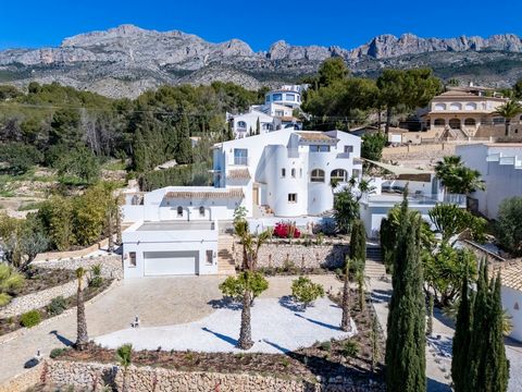 Exclusieve Luxe Villa in Altea Een Mediterraan Retraite van Elegantie. Gelegen in het mooie Altea la Vella, biedt deze indrukwekkende villa je een luxe en hedendaagse levensstijl. Met een genereuze oppervlakte van 553 m² steekt het pand af als een id...