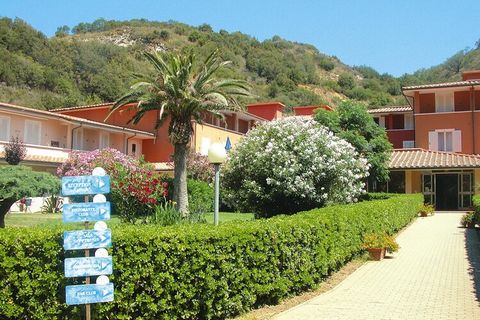 Complejo vacacional ideal para familias cerca de Rio Marina con una gran zona de piscina en una ubicación única en una bahía de playa privada con mezcla de arena y grava y agua cristalina, rodeado de vegetación mediterránea, bosques y colinas. El amp...