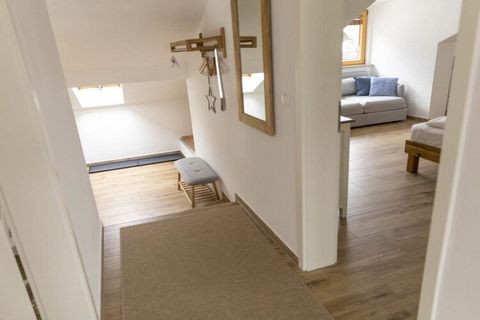 Het geheel gerenoveerde zolderappartement (100 m²) beschikt over 2 slaapkamers met tweepersoonsbedden (180x200 en 160x200) en een optionele slaapbank voor 2 personen; 2 badkamers, hal en een open, lichte woonkamer met eethoek en grote kitchenette. He...