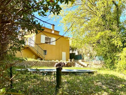 Sur la commune du Plan du Castellet, dans un cadre très verdoyant et au calme. Je vous propose cette jolie villa de 100 M2 avec 3 chambres ,une salle de bains, un salon séjour de 45 m2 avec cheminée centrale à double foyer ,une cuisine récente équipé...