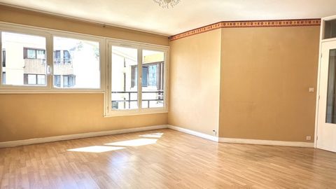 Capifrance vous présente en exclusivité cet appartement de 79 m2 LC situé rue Jean Jaurès au 6 ème étage avec ascenseur. Il se compose d'une entrée avec penderie, un grand séjour de 23 m2 lumineux exposition Ouest, une cuisine aménagée, un espace gar...