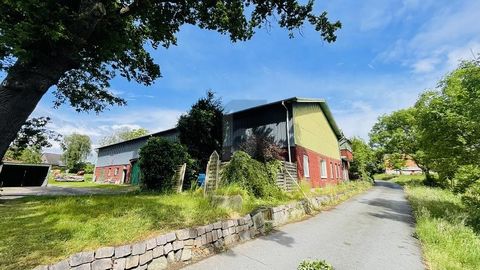 Het appartementengebouw met zijn aangrenzende zeldzame schuur en zijn perceel van 2650m² biedt met zijn 8 kamers en een bewoonbare oppervlakte van 250 m² voldoende ruimte voor gezinnen of investeerders. De drie solide verhuurde appartementen zorgen v...