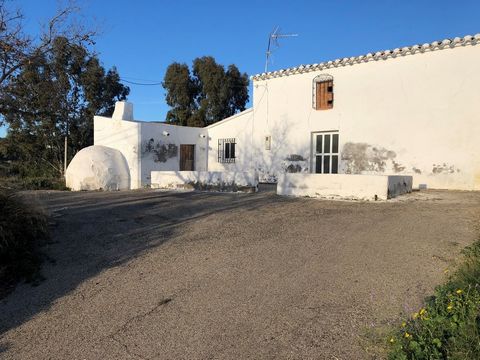 Situado en el pintoresco pueblo de Fuente Amarga, este cortijo es una fantástica inversión con la oportunidad de ser una hermosa casa familiar, sin embargo, necesitará una amplia renovación para adaptarlo a las condiciones de vida.  El acceso al pueb...
