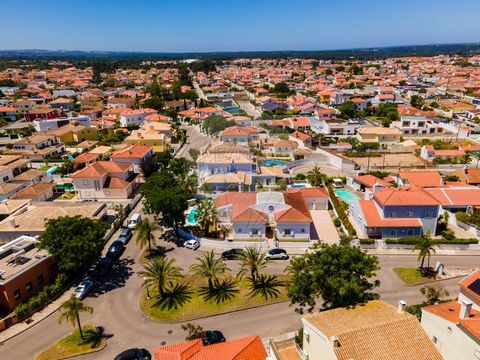                            ***CASAS DE AZEITÃO**2 FRENTES**3 SUÍTES*** Moradia TÉRREA T5 + SOTÃO COM 2 DIVISÕES E MEZANINNE, inserida em terreno de 821m2, com um projeto de arquitetura único, a propriedade oferece excelentes espaços interiores e exte...