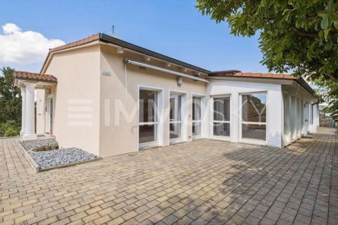 Questa casa bifamiliare indipendente combina il fascino mediterraneo con un'architettura ben congegnata e un ampio comfort abitativo. Due unità abitative completamente separate offrono la massima flessibilità, perfette per vivere in più generazioni, ...