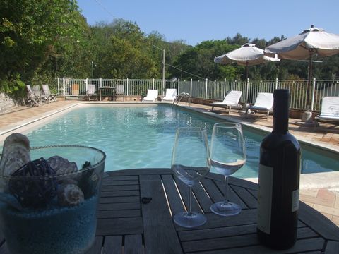 Este alojamiento está situado en un bello entorno conocido por su suave clima, la belleza natural, la historia, la poesía y los vinos famosos. Usted encontrará numerosas bodegas que sirven platos locales, junto con los mejores vinos. Algunos ejemplos...