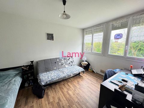 EXCLUSIVITE LIMOGES - à proximité de l'IUT et de la Faculté des Sciences, votre agence LAMY vous propose à la vente cet appartement de type 1, loué meublé 4 057.68 / an. Il se compose d'une entrée qui dessert une pièce de vie avec rangement, une sall...