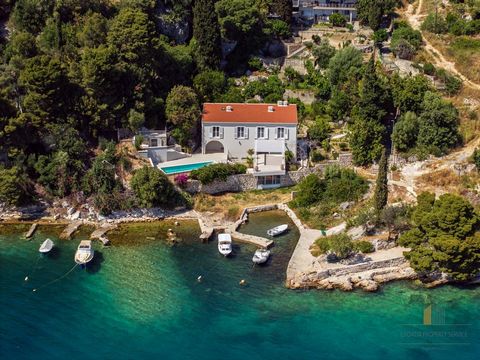 Luxury villa in an exclusive location by the crystal-clear sea on the beautiful island of Čiovo. This luxurious villa offers exceptional privacy and tranquility in an isolated location, providing you with the perfect escape from everyday life. The di...