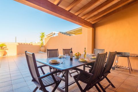 Bonita casa de pueblo con todas las comodidades en Montuïri, en el centro de Mallorca. Tiene capacidad para 6 invitados. Esta preciosa casa se encuentra en el centro de uno de los pueblos más emblemáticos de la isla y que mejor conservan las costumbr...
