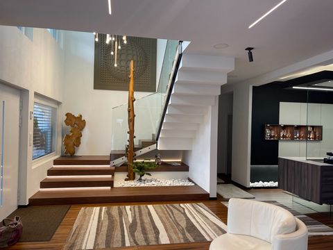 Annabelle Wettstein CAPIFRANCE vous présente en exclusivité à la vente cette splendide villa contemporaine située à seulement 20 minutes de Haguenau et 40 minutes de Strasbourg, dans la charmante commune de Gundershoffen. Offrant des prestations haut...