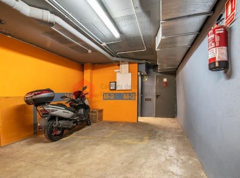 In Calle Pellaires, nella zona di Diagonal Mar i el Front Marítim del Poblenou, si vendono parcheggi per auto e moto. I posti auto misurano 10,70 m2 con una quota comunitaria di 117,87 € al mese e il loro prezzo di vendita è di 9.000 € Lo spazio per ...