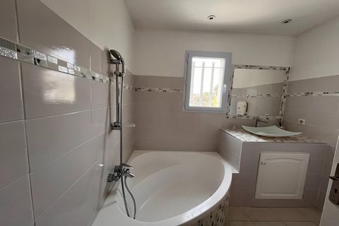 Questa villa immersa in una zona residenziale è come una piccola oasi: ti senti subito a casa una volta varcato il cancello elettrico dove puoi parcheggiare da 2 a 3 auto. La casa è ideale per un gruppo di amici o familiari che desiderano trascorrere...
