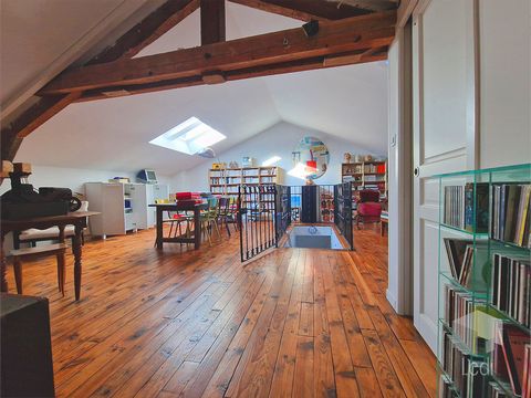 MONTELIMAR, maison de ville d'une superficie totale de 225 m2. Les deux niveaux 1 et 2, desservit par un ascenseur privatif, sont composés d'un appartement en duplex de 176 m2 avec au premier : 96 m2 comprenant une cuisine équipée, une pièce de vie d...