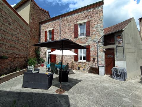 Baisse de prix pour cette grande maison familiale !! Profitez-en !! Située à SAINT-YORRE centre, dans une rue à sens unique, Jennifer CHANTELOT, négociatrice MaxiHome, contact direct 06 60 98 10 72, vous propose à la vente cette grande maison familia...