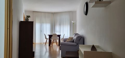 ! Descubra sua nova casa em l'Ampolla! Apresentamos-lhe um charmoso apartamento central, ideal para desfrutar da vida neste belo município costeiro. Localizado a poucos passos da estação de comboios e rodeado de todos os serviços de que necessita, es...