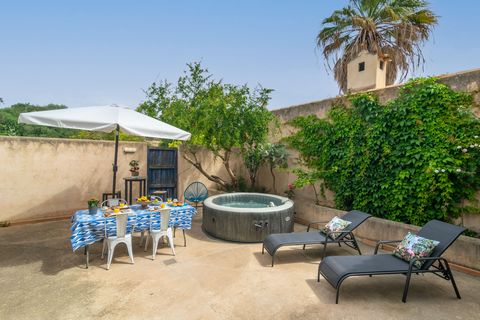 Bienvenidos a esta preciosa casa de pueblo situada en Vilafranca de Bonany. Tiene capacidad para 6 personas. Los exteriores de la propiedad son ideales para disfrutar del clima mediterráneo. En el patio encontrarán varias zonas donde poder comer o to...