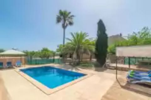 Estupenda casa de campo con piscina privada a las afueras de Porto Cristo, muy cerca de Cala Magrana, Cala Anguila y Cala Mandia. Tiene una capacidad para 6 huéspedes. En el exterior de la propiedad destaca la refrescante piscina de agua salada, de 8...
