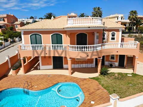 Single villa, inserted in a privileged and quiet residential area of ??Praia da Luz. With a spectacular panoramic view over the village and the sea. Just 10 minutes walk from the center of Praia da Luz and all services. The villa comprises 2 floors: ...