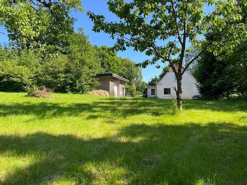 Dit charmante vrijstaande huis in Ahrensbök overtuigt met zijn ruime kamerindeling met 5 kamers en 140 m² woonoppervlak, ideaal voor gezinnen. Het volgroeide pand met oude fruitbomen en een oppervlakte van 3.200 m² nodigt uit tot ontspanning en verto...
