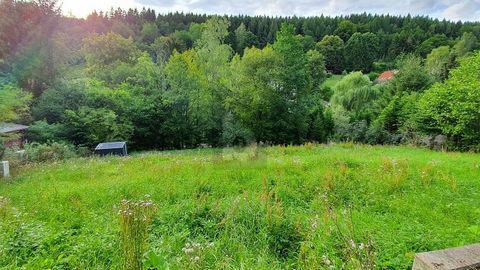 Ce terrain à bâtir à Suhl Lautenberg offre un environnement parfait pour les familles qui apprécient le calme et la nature. Avec une superficie de terrain de 986 m² et de bonnes connexions à l’infrastructure, il est immédiatement disponible et exempt...
