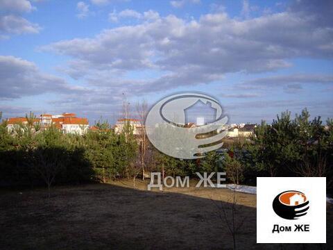 Лот №M5089016. Петрово-Дальнее, Новорижское шоссе, 13 км от МКАД. Трехуровневый кирпичный коттедж-дуплекс. Построен в 2000г, ремонт в 2013г. Дом полностью меблирован, оснащен всей бытовой техникой. Подключены центральные коммуникации, дополнительно с...