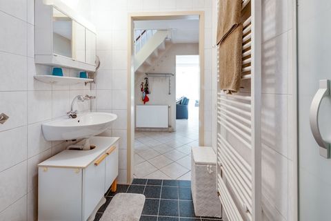 Questa casa vacanze a Beerze ha un carattere proprio; Tetto di paglia, arredamento moderno e comodi servizi. Con 3 camere da letto per ospitare una famiglia o un gruppo di 6, dispone di un giardino arredato, dove potrete gustare una colazione pigra i...