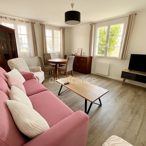 Au rez-de-chaussée, vous découvrirez une agréable pièce de vie avec une cuisine ouverte, aménagée et équipée. Possibilité d'aménager une petite terrasse et se garer devant la maison. À l'étage, un palier dessert une grande chambre avec dressing, un b...