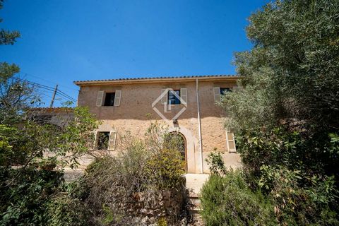 Lucas Fox le invita a descubrir una propiedad excepcional, enclavada en uno de los pueblos más solicitados de la isla: Establiments. A sólo 10 minutos del centro de Palma, esta auténtica finca que data de 1900 le ofrece un entorno de vida único, que ...