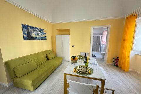 Ideal gelegen in Sant'Agnello, nur wenige Minuten von Sorrent und der atemberaubenden Amalfiküste entfernt, ist dieses charmante Apartment ideal für Paare, die Entspannung, Komfort und einen strategischen Ausgangspunkt für Erkundungstouren in der Reg...