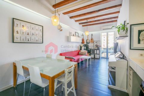 Magnifico appartamento di 77 m² situato in una delle zone più dinamiche e ricercate di Barcellona: El Poblenou. Una casa luminosa, ben distribuita, pronta per essere abitata. Dispone di 2 camere matrimoniali, 2 bagni completi (uno dei quali en suite)...