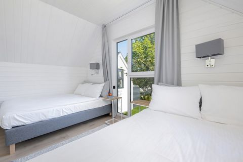 La charmante maison de vacances est située dans la station balnéaire populaire de Trzęsacz sur la côte ouest polonaise – à seulement 100 mètres de la belle plage de sable. Situé directement à côté de l'Hôtel Wellness & Spa, les clients bénéficient no...