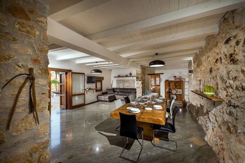Un tranquilo refugio en una villa siciliana Enclavada en el corazón del oeste de Sicilia, esta encantadora villa ofrece un remanso de paz con piscina privada y un amplio jardín amueblado para la relajación. La cocina exterior y la terraza con barbaco...