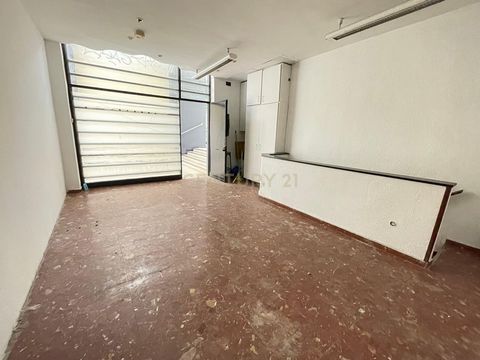 Instalações comerciais localizadas a apenas 150 m2 do renovado Camp Nou. Oportunidade de adquirir um duplex localizado numa galeria tranquila. O primeiro piso é uma área aberta de 26 m2. Neste piso encontramos também a escada que nos liga ao piso inf...