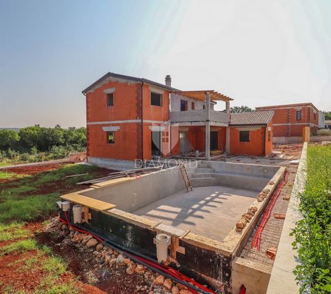 Location: Istarska županija, Rovinj, Rovinj. Istria, Rovigno, Dintorni Casa di nuova costruzione moderna con piscina e privacy, situata ai margini di un tranquillo villaggio a pochi minuti da Rovigno. La proprietà coniuga alta qualità edilizia, desig...