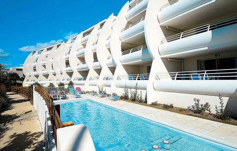 Deze residentie met moderne architectuur ligt in het Point Zero-gebied van de stad La Grande Motte, op slechts 20 meter van het strand en op 400 meter van winkels en diensten. De residentie biedt 75 appartementen met terras of loggia voor bijna alle ...